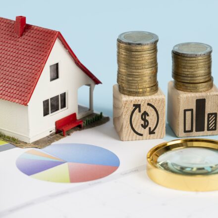 Comparatif entre l’investissement immobilier et l’assurance-vie en 2025 – rendement, fiscalité et stratégie patrimoniale.