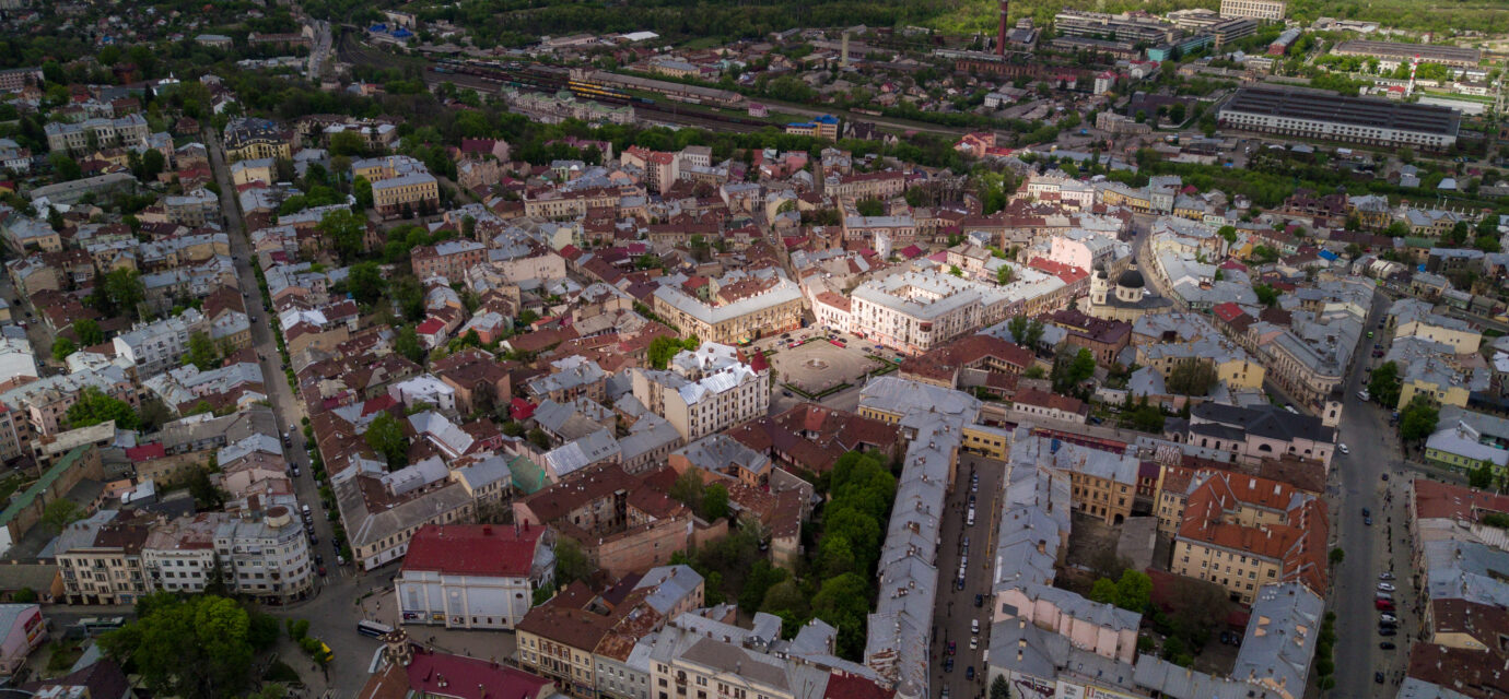 Investir en périphérie des grandes métropoles : le nouvel eldorado immobilier ? Vue aérienne d’une zone résidentielle en périphérie d’une grande métropole française, symbole du nouveau dynamisme immobilier.