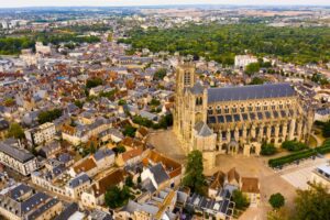 Vue de la cathédrale de Bourges au coucher du soleil, symbole de l’attractivité du marché immobilier en 2025.