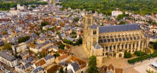 Vue de la cathédrale de Bourges au coucher du soleil, symbole de l’attractivité du marché immobilier en 2025.