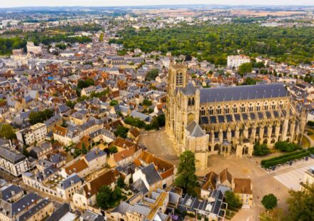 Vue de la cathédrale de Bourges au coucher du soleil, symbole de l’attractivité du marché immobilier en 2025.