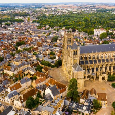 Vue de la cathédrale de Bourges au coucher du soleil, symbole de l’attractivité du marché immobilier en 2025.