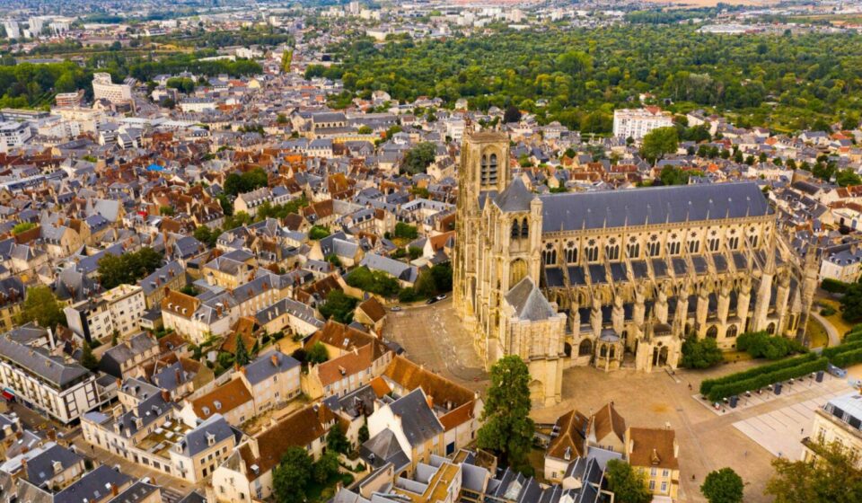 Focus Ville – Bourges : un marché stable… mais sérieux atout régional Vue de la cathédrale de Bourges au coucher du soleil, symbole de l’attractivité du marché immobilier en 2025.