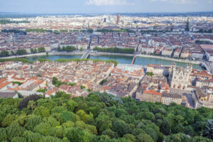 Vue panoramique d’une grande ville française avec immeubles et toits – prix immobilier 2025