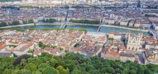 Vue panoramique d’une grande ville française avec immeubles et toits – prix immobilier 2025