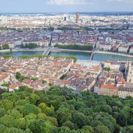 Vue panoramique d’une grande ville française avec immeubles et toits – prix immobilier 2025