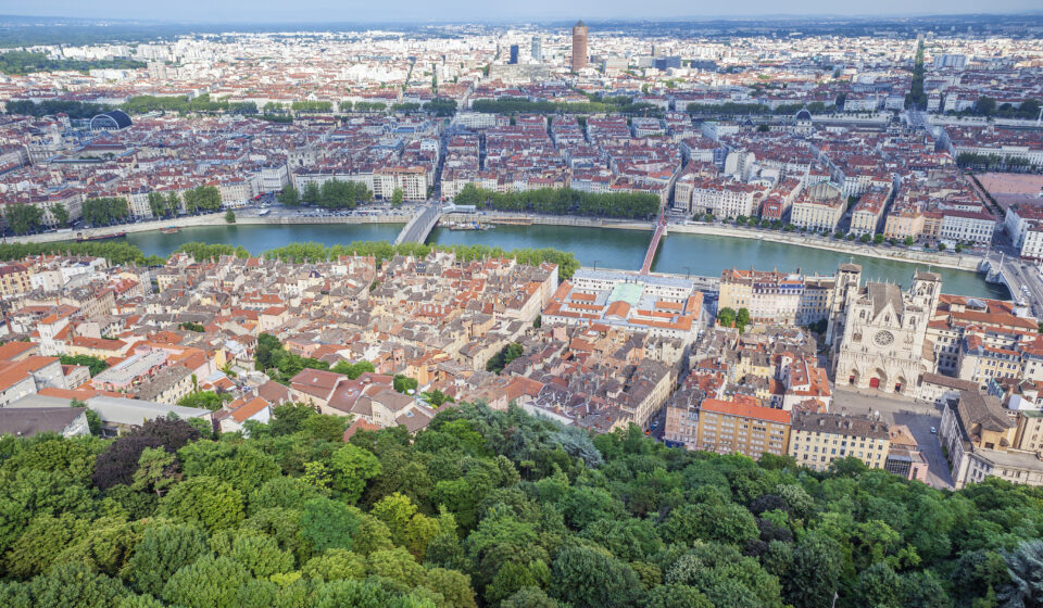 Marché immobilier 2025 : état des lieux des prix dans les grandes villes Vue panoramique d’une grande ville française avec immeubles et toits – prix immobilier 2025