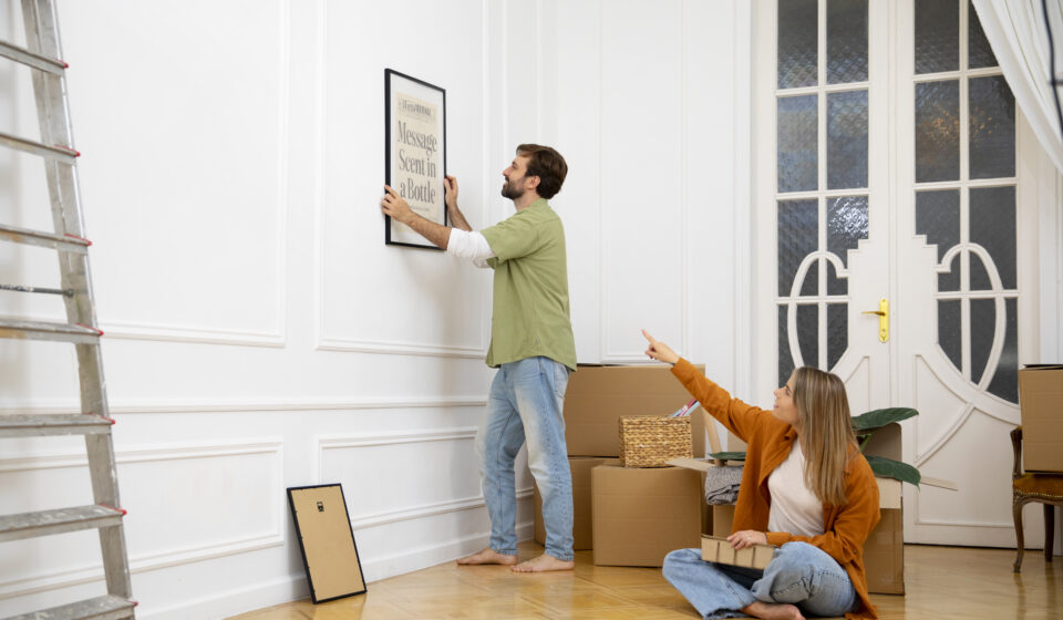 Revente : les biens qui se vendent le plus vite cet automne couple qui emménage dans une maison rénovée qui se vend rapidement à l’automne 2025