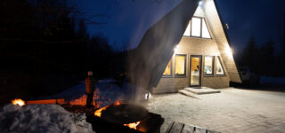 Aménagement intérieur d'une tiny house moderne avec mezzanine et espace optimisé