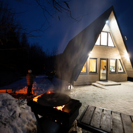 Aménagement intérieur d'une tiny house moderne avec mezzanine et espace optimisé