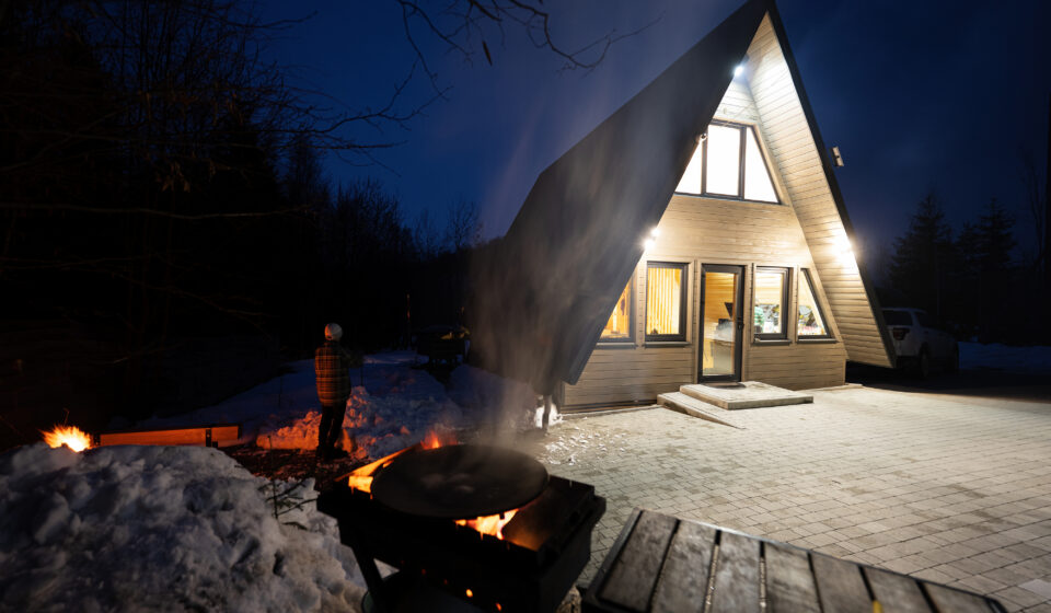 Aménagement intérieur d'une tiny house moderne avec mezzanine et espace optimisé