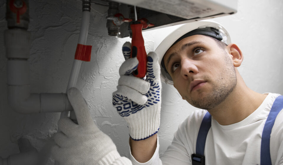 Travaux : quelles rénovations énergétiques rapportent le plus ? Ouvrier installant une pompe à chaleur lors d’une rénovation énergétique en 2025
