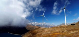 Commune française produisant sa propre énergie eolienne en 2025, symbole de la transition énergétique locale.