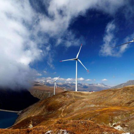 Énergie locale : quand les territoires produisent leur propre électricité en 2025 Commune française produisant sa propre énergie eolienne en 2025, symbole de la transition énergétique locale.
