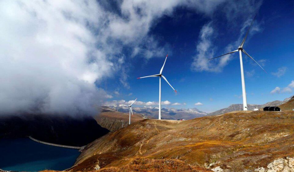 Énergie locale : quand les territoires produisent leur propre électricité en 2025 Commune française produisant sa propre énergie eolienne en 2025, symbole de la transition énergétique locale.