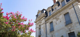 Mairie et logements en centre-ville illustrant la fiscalité locale et la taxe foncière en 2025 en France.