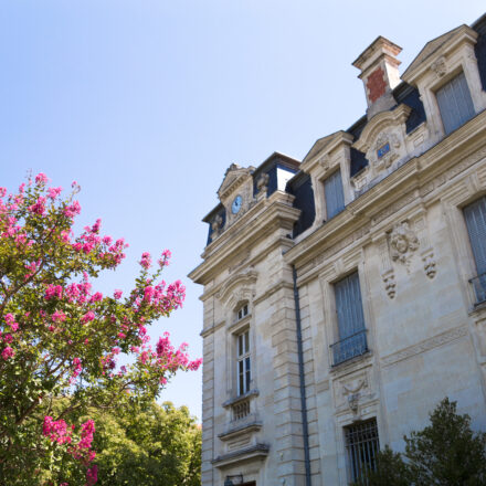 Mairie et logements en centre-ville illustrant la fiscalité locale et la taxe foncière en 2025 en France.