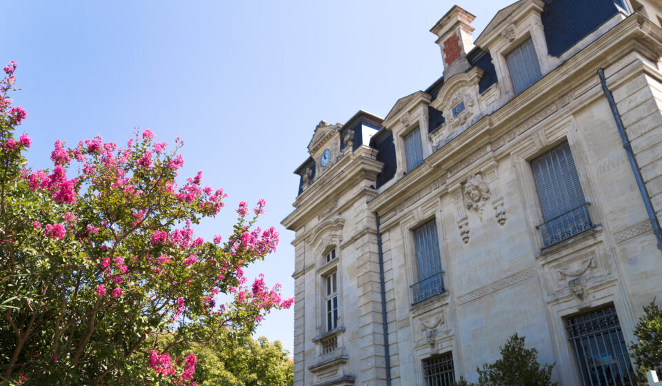 Mairie et logements en centre-ville illustrant la fiscalité locale et la taxe foncière en 2025 en France.