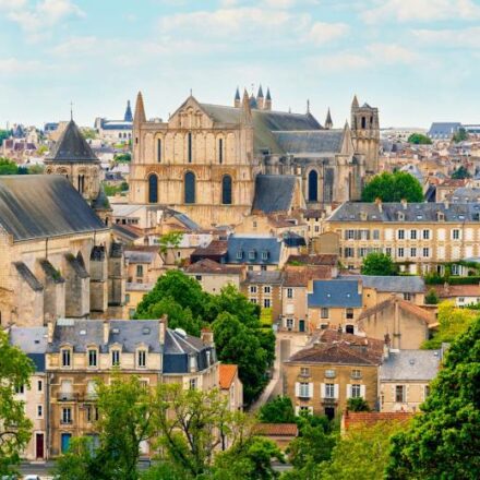 Poitiers : l’équilibre parfait entre jeunesse, patrimoine et immobilier durable immobilier poitiers lesiteimmo