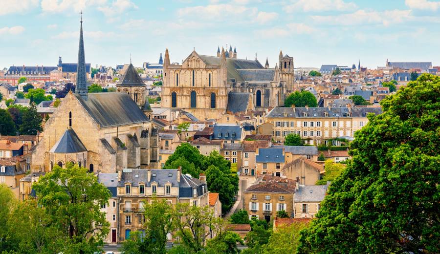 Poitiers : l’équilibre parfait entre jeunesse, patrimoine et immobilier durable immobilier poitiers lesiteimmo