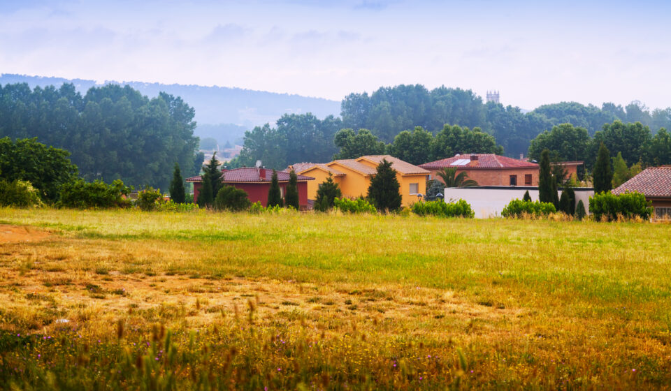Investir dans le rural en 2025 : le nouveau visage de la rentabilité immobilière investissement immobilier rural 2025