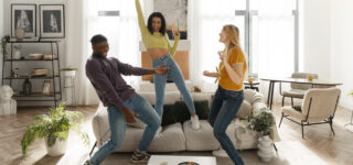 Étudiants à la recherche d’un logement à la rentrée 2025 dans une grande ville universitaire française.