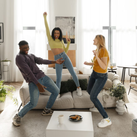 Étudiants à la recherche d’un logement à la rentrée 2025 dans une grande ville universitaire française.