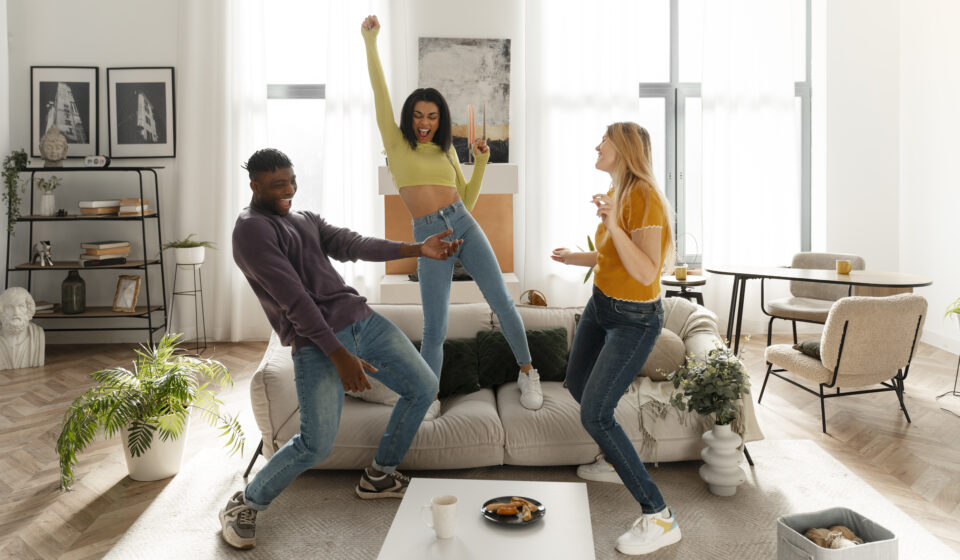 Logement étudiant : un marché toujours sous tension en 2025 Étudiants à la recherche d’un logement à la rentrée 2025 dans une grande ville universitaire française.