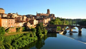 Vue d’Albi et de sa cathédrale Sainte-Cécile, classée à l’UNESCO, illustrant l’attractivité immobilière de la ville en 2025.