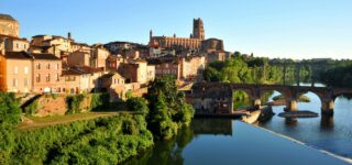 Vue d’Albi et de sa cathédrale Sainte-Cécile, classée à l’UNESCO, illustrant l’attractivité immobilière de la ville en 2025.