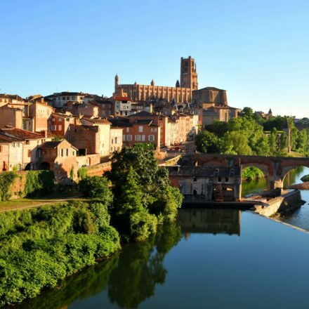 Albi : la perle du Tarn qui séduit les acheteurs en 2025 Vue d’Albi et de sa cathédrale Sainte-Cécile, classée à l’UNESCO, illustrant l’attractivité immobilière de la ville en 2025.
