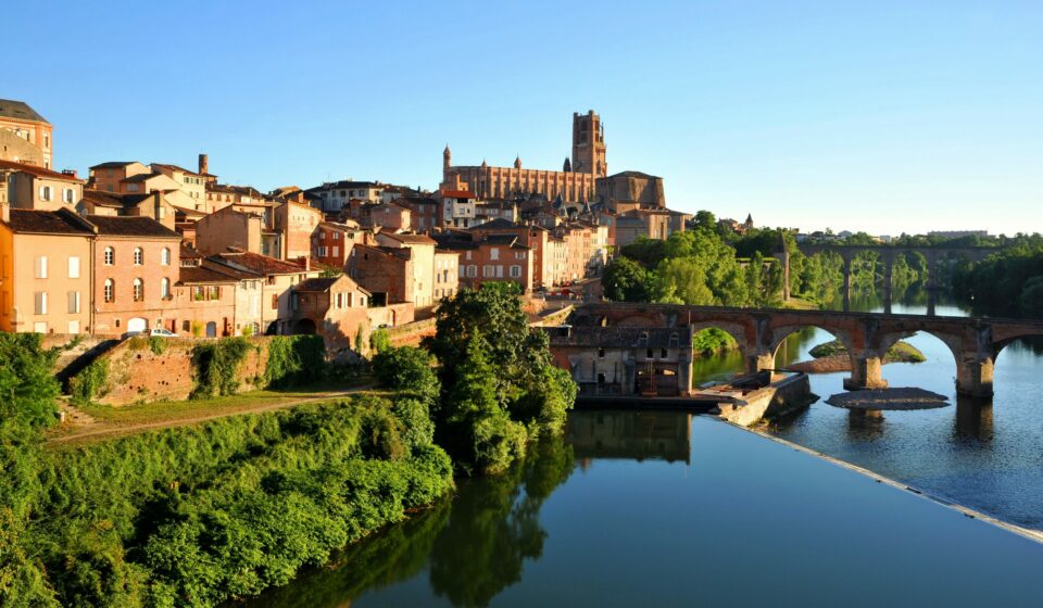 Albi : la perle du Tarn qui séduit les acheteurs en 2025 Vue d’Albi et de sa cathédrale Sainte-Cécile, classée à l’UNESCO, illustrant l’attractivité immobilière de la ville en 2025.