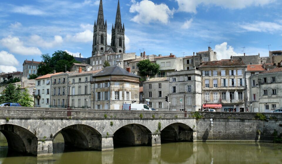 Vue du centre-ville de Niort en 2025, symbole de son attractivité immobilière et de sa stabilité économique.