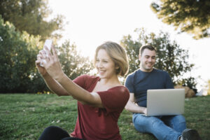 Nouvelle génération d’habitants s’installant dans les campagnes françaises rénovées en 2025.