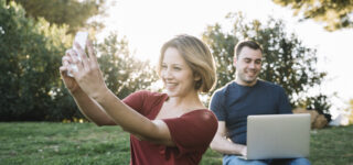 Nouvelle génération d’habitants s’installant dans les campagnes françaises rénovées en 2025.