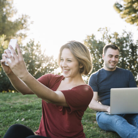 Nouvelle génération d’habitants s’installant dans les campagnes françaises rénovées en 2025.