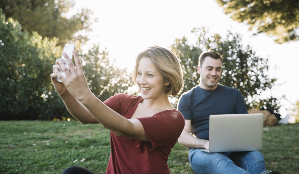 Rénovation rurale : redonner vie aux campagnes françaises en 2025 Nouvelle génération d’habitants s’installant dans les campagnes françaises rénovées en 2025.