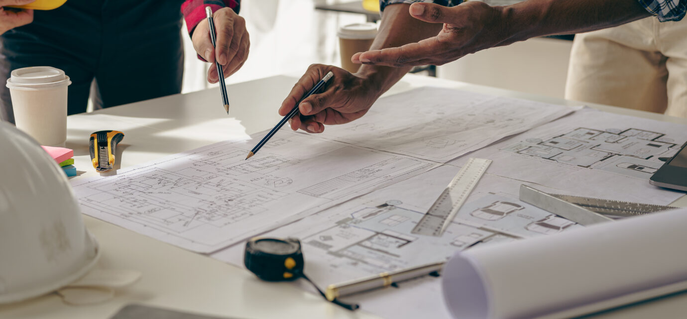 Promoteurs immobiliers français travaillant sur des projets durables face aux nouvelles réglementations en 2025.