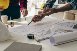 Promoteurs immobiliers français travaillant sur des projets durables face aux nouvelles réglementations en 2025.