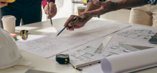 Promoteurs immobiliers français travaillant sur des projets durables face aux nouvelles réglementations en 2025.