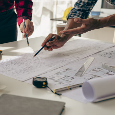 Immobilier neuf : entre crise de production et révolution verte en 2025 Promoteurs immobiliers français travaillant sur des projets durables face aux nouvelles réglementations en 2025.