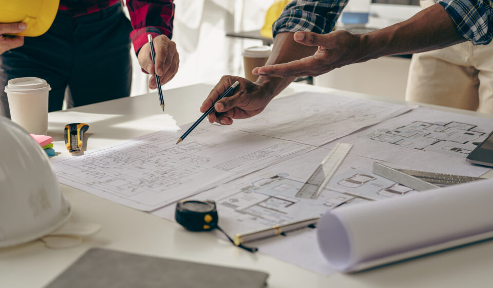 Immobilier neuf : entre crise de production et révolution verte en 2025 Promoteurs immobiliers français travaillant sur des projets durables face aux nouvelles réglementations en 2025.