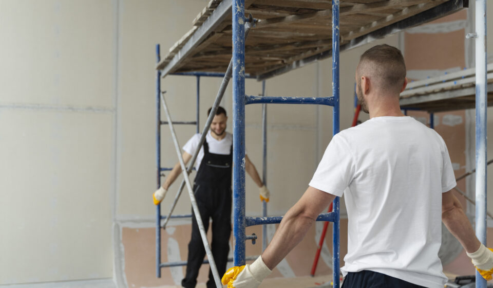 Immeuble en copropriété en pleine rénovation énergétique en 2025 avec isolation thermique des façades.