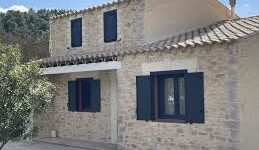 Façade d’un bâtiment ancien rénové avec des matériaux écologiques, symbole d’un patrimoine durable en 2025.