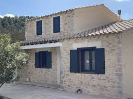 Valoriser son patrimoine immobilier grâce au durable : le pari gagnant de 2025 Façade d’un bâtiment ancien rénové avec des matériaux écologiques, symbole d’un patrimoine durable en 2025.