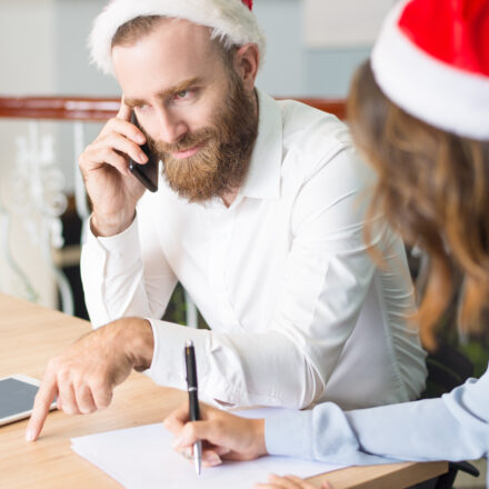 Acheter en hiver 2025 ou attendre le printemps ? Ce que les chiffres prouvent vraiment Maison visitée en hiver pour un achat immobilier en 2025