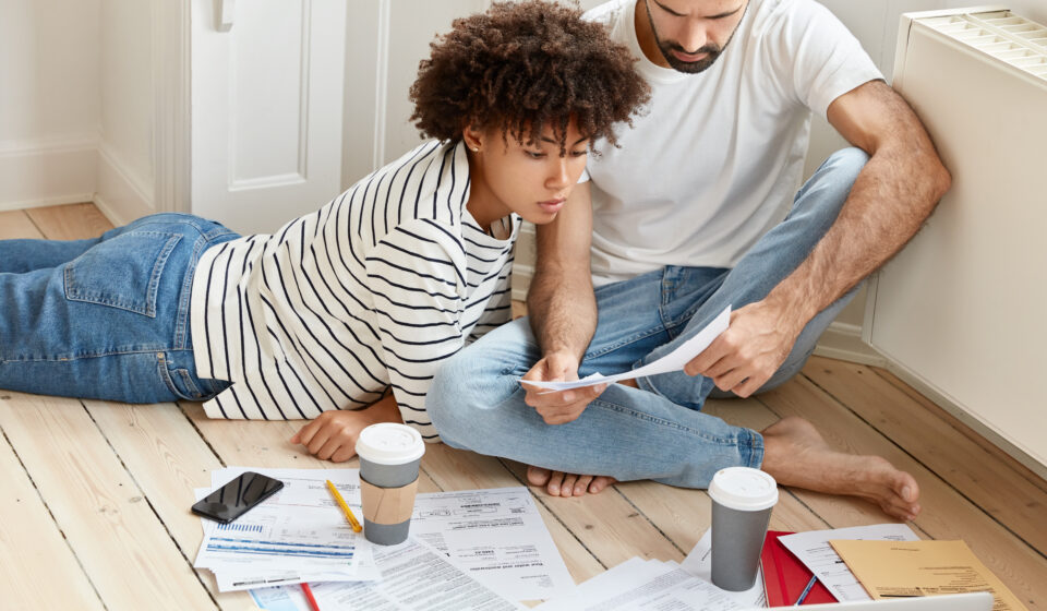 Quelles aides pour acheter un logement en 2025 ? Ce que les acheteurs ignorent encore Famille qui regarde les aides disponible au logement