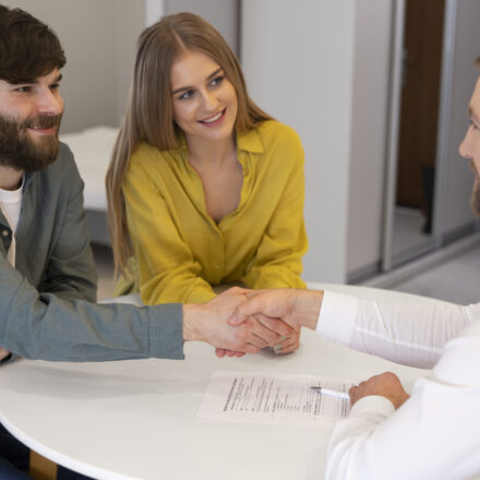 Crédit immobilier 2025 : les banques prêtent-elles enfin plus facilement ? En 2025, les conditions d’emprunt immobilier évoluent sans révolution brutale. Taux stabilisés, banques plus ouvertes mais toujours exigeantes, retour des aides : le crédit redevient accessible, à condition de présenter un dossier solide.