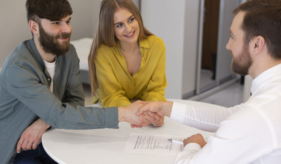 Crédit immobilier 2025 : les banques prêtent-elles enfin plus facilement ? En 2025, les conditions d’emprunt immobilier évoluent sans révolution brutale. Taux stabilisés, banques plus ouvertes mais toujours exigeantes, retour des aides : le crédit redevient accessible, à condition de présenter un dossier solide.