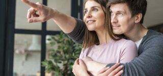 Acheteur immobilier hésitant entre résidence principale et investissement locatif en 2026